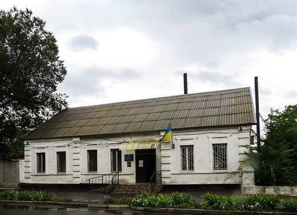 Image - Kakhovka, Kherson oblast: an old building in city center. 